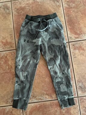 Under Armour M youth pants